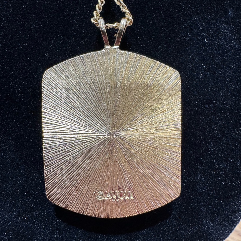 Vintage Avon floral enamel pendant necklace and chain in gold tone 1970s - Picture 4 of 6